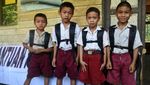 Siswa SD di Bengkayang Terima Perlengkapan Sekolah dari Jokowi