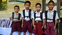 Kini empat siswa SDN 04 Sungkung ini bersekolah menggunakan tas baru pemberian Jokowi. Cahyo/Setpres.