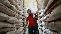 Selain itu, melalui Peraturan Menteri Perdagangan (Permendag) Nomor 20 Tahun 2017, Kemendag memastikan para pelaku usaha distribusi tidak lagi akan melakukan kegiatan yang bersifat spekulatif melalui penimbunan barang kebutuhan pokok yang dapat mendistorsi pasar, karena jumlah stok masing-masing pedagang harus didaftarkan ke pemerintah, dalam hal ini Kemendag.