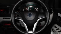 Tombol pengontrol sistem audio dan Bluetooth itu bisa diakses melalui setir.