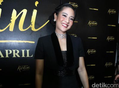 Dian Sastro Happy Banget Nih!