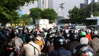 Terlihat Jalan MT Haryono sampai perempatan Pancoran macet pada jam-jam kerja.