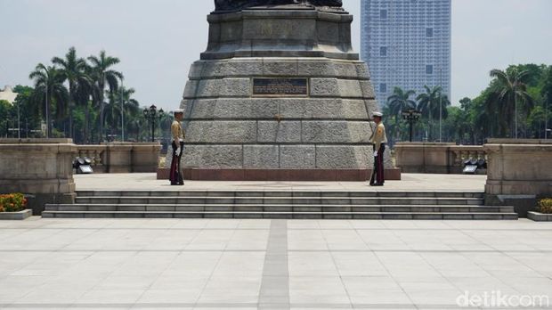 Prajurit yang berjaga di monumen