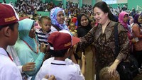 Menko PMK Puan Maharani menyalami siswa SD di sela-sela penyerahan Kartu Indonesia Sehat (KIS), Kartu Indonesia Pintar (KIP), Program Keluarga Harapan (PKH), dan Pemberian Makanan Tambahan (PMT).
