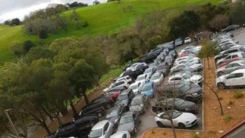 16. Karena terus menambah karyawan, Tesla sempat kekurangan lahan parkir di sejumlah kantornya hingga Elon pun mendapat kecaman keras dari pegawainya. Foto: Instagram