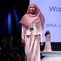Koleksi Irna La Perle for Wardah dengan mengangkat tema Fidelium di Muslim Fashion Festival 2017. Jakarta Convention Center. Senayan. Jakarta. [Foto: Mohammad Abduh/Wolipop]