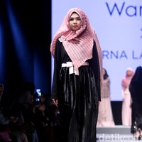 Koleksi Irna La Perle for Wardah dengan mengangkat tema Fidelium di Muslim Fashion Festival 2017. Jakarta Convention Center. Senayan. Jakarta. [Foto: Mohammad Abduh/Wolipop]