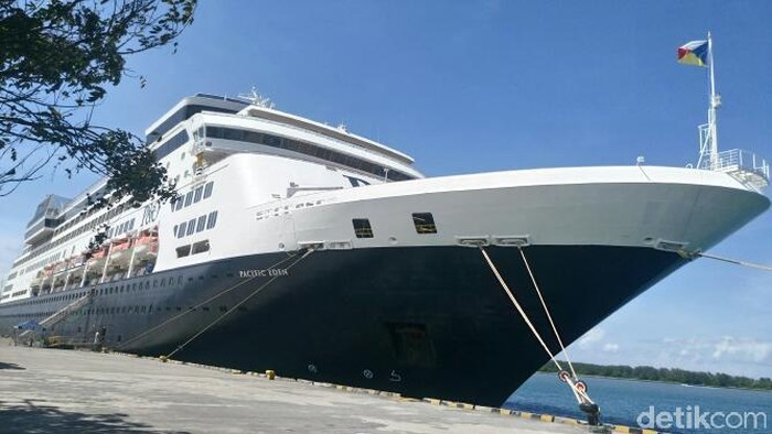 Menhub Tinjau Cruise di Benoa