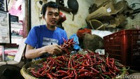Pedagang mensortir cabai rawit merah dan cabai kriting merah di Pasar Rawamangun, Jakarta Timur.