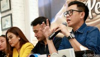 Mereka pun membagikan informasi bahwa kondisi Julia Perez semakin mengkhawatirkan. Pool/Palevi S/detikFoto.