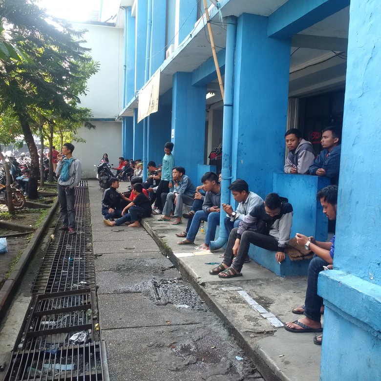 Bobotoh Berburu Tiket Laga Persib vs Arema Bobotoh Berburu Tiket Laga Persib vs Arema