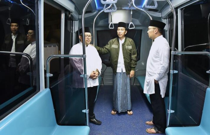Jokowi Tinjau Purwarupa Metro Kapsul di Bandung