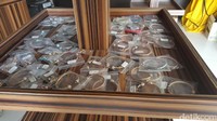 Toko SEA Duty Free juga menjual kerajinan tembaga berupa gelang-gelangan. Memang tidak terlalu lengkap, namun lumayan untuk pengalaman belanja di Timor Leste (Fitraya/detikTravel)