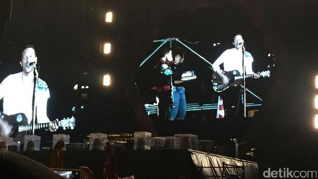 <i>Zhu Ni Shenri Kualie!</i> Kejutan untuk Bassist Coldplay di Konser Taiwan