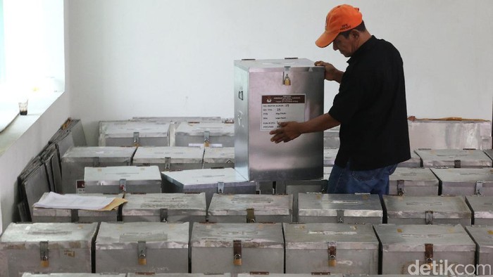 Logistik Pilkada DKI Sampai ke Kecamatan — Petugas dari Panitia Pemilihan Kecamatan (PPK) Menteng mengecek 104 kotak suara di Kelurahan Menteng, Jakarta, Kamis (13/4). Logistik ini akan didistribusikan ke kelurahan pada H-2 dan ke TPS pada H-1 pemungutan suara. Pilkada DKI Jakarta akan dilakukan 19 April pekan depan.