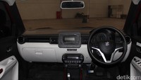 Masuk ke dalam kabin, Suzuki Ignis dihias dengan nuansa hitam dan putih. Bagian dasbor dan trim pintu dihias dengan warna hitam dan putih yang kontras.