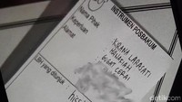 Meski begitu tampak secarik kertas kecil bertuliskan gugatan cerai atas namanya. Desi Puspasari/detikHOT