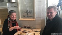 Ini Mrs Pikko dan Mr Penna, mereka adalah pelanggan setia Bali Brunch. Mereka sedang menyantap sate plus red wine (Sudrajat/detikTravel)