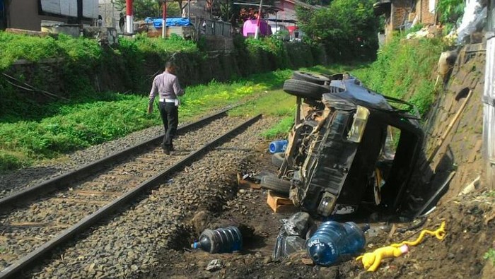 Mesin Mati Mendadak, Pikap Muatan Galon Tertabrak Kereta di Cilegon