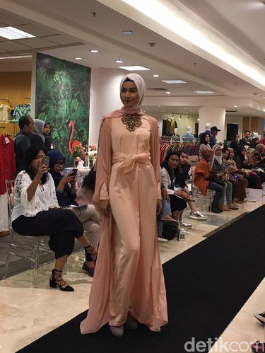 Anniesa Hasibuan Hadirkan Koleksi Ramadan di Metro Department Store