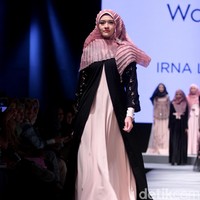 Koleksi Irna La Perle for Wardah dengan mengangkat tema Fidelium di Muslim Fashion Festival 2017. Jakarta Convention Center. Senayan. Jakarta. [Foto: Mohammad Abduh/Wolipop]
