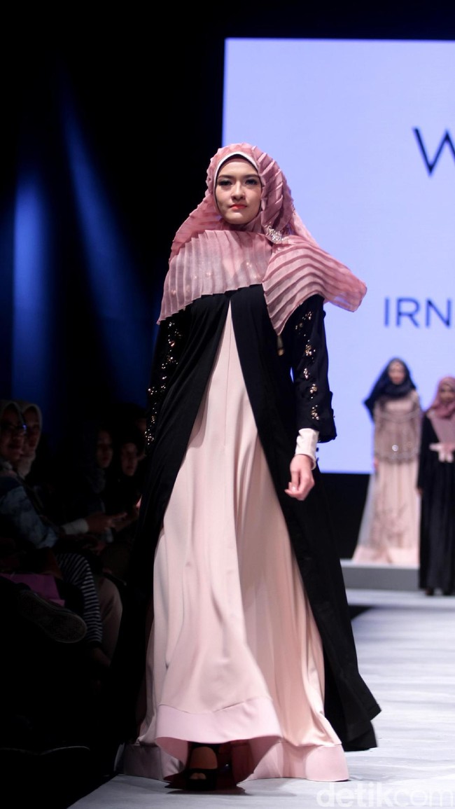 Koleksi Irna La Perle for Wardah dengan mengangkat tema Fidelium di Muslim Fashion Festival 2017. Jakarta Convention Center. Senayan. Jakarta. [Foto: Mohammad Abduh/Wolipop]