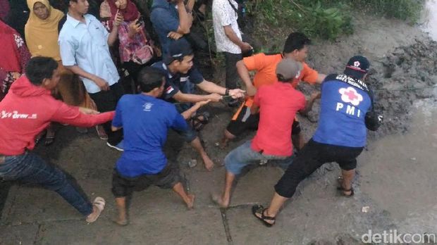 4 Motor Milik Penumpang Perahu Tambang Wringinanom Ditemukan