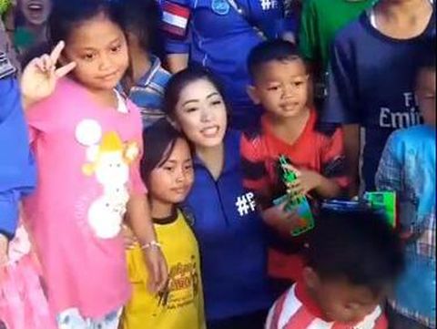 Para Istri Anggota Fraksi Demokrat Bantu Korban Longsor Ponorogo