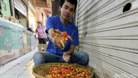 Meskipun demikian, harga cabai rawit merah dianggap turun hingga mencapai harga Rp 70.000/kg, sedangkan cabai merah kriting dijual Rp 30.000/kg.