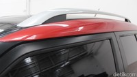 Untuk menambah kesan ala crossover, Suzuki Ignis ini ditambahkan roof rail.