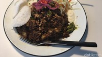 Rendang suwir yang sudah disesuaikan dengan selera orang Finlandia dengan menambahkan irisan sayuran dan mayonnaise. Tak sedikit, orang-orang Finlandia menyukai kuliner Nusantara (Sudrajat/detikTravel)