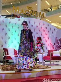 Mel Ahyar First Padukan Unsur Tren 2017, Tabrak Motif & Warna Botanikal