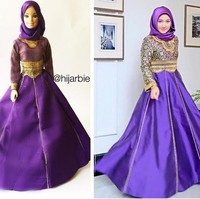 Salah satu gaya barbie yang terkenal adalah barbie yang menyerupai gaya Dian Pelangi. Haneefah membuat busana yang menyerupai songket khas Indonesia, dan menjadi viral. Foto: Instagram @hijarbie