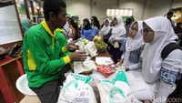 Ia menjelaskan hasil pertanian yang dikelolanya kepada siswa yang hadir disana. Dibawah binaan Sinar Mas Jeni berhasil melakukan program Desa Makmur Peduli Api yang membuka lahan tanpa harus membakar hutan.