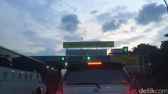 Tol Cikampek Arah Jakarta Macet dari Cikarang