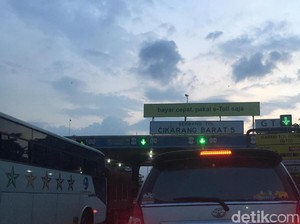 Polisi: Macet Parah di Tol Jakarta-Bekasi karena Proyek LRT