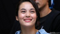 Apalagi jika tersenyum, pasti luluh ya guys?