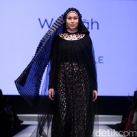 Koleksi Irna La Perle for Wardah dengan mengangkat tema Fidelium di Muslim Fashion Festival 2017. Jakarta Convention Center. Senayan. Jakarta. [Foto: Mohammad Abduh/Wolipop]
