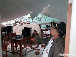 2 Ruangan di SMP PGRI 2 Tenjo Bogor Roboh