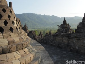 Tersihir Syahdunya Senja di Borobudur
