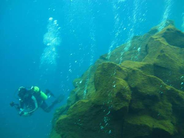 Gunung api bawah laut di Sulawesi Utara