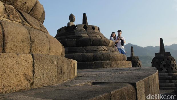 Tersihir Syahdunya Senja di Borobudur