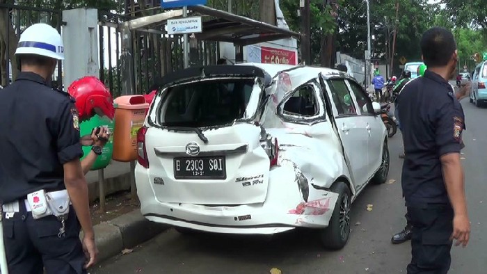 Terobos Palang Pintu, Mobil Terserempet Kereta di Kalibata