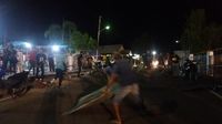 warga sedang membunyikan bunyian di depan kapela Tuhan Ana.