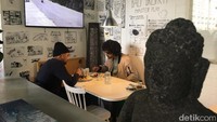Bukan cuma masyrakat sekitar yang suka makan ke sini, musisi asal Helsinki juga doyan masakan Indonesia. Meron (berjaket cokelat), musisi muda Helsinki yang pernah beberapa kali manggung di Bali Brunch, tengah menyantap Vege Plate atau gado-gado (Sudrajat/detikTravel)