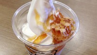 Soft ice cream vanilla rasanya tidak terlalu manis dan tekstur creamy. Citarasanya begitu mirip susu. Honey Comb atau potongan kecil sarang lebah jadi topping es krim. Madunya agak manis dengan tekstur lengket. Disuap bersama es krim, rasanya nikmat.