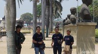 Foto: Sebelum memulai petualangan naik kapal pesiar, pemenang dTraveler of The Year 2016 berkesempatan jalan-jalan ke Rizal Park. Objek wisata ini begitu populer di Manila, apalagi saat akhir pekan (Masaul/detikTravel) Foto: Sebelum memulai petualangan naik kapal pesiar, pemenang dTraveler of The Year 2016 berkesempatan jalan-jalan ke Rizal Park. Objek wisata ini begitu populer di Manila, apalagi saat akhir pekan (Masaul/detikTravel)