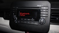 Soal fiturnya, Suzuki Ignis dibekali dengan sistem audio yang bisa terkoneksi dengan ponsel pintar via Bluetooth.