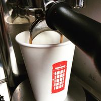 Inikah Kafe Terkecil di Dunia? Ada dalam Bilik Telepon!