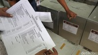 Petugas dari Panitia Pemilihan Kecamatan (PPK) Menteng mengecek logistik Pilgub DKI putaran kedua.